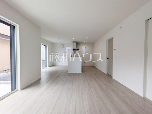 家族の存在を近くに感じ、心安らぐこの空間はいつも心地よく、気が付けば楽しい一日が終わろうとしている、そんな憩いのリビングです。 【新座市道場1丁目】