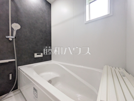 一日の疲れを癒してくれるバスルームは、ゆったりと半身浴をしながら読書を楽しんだりお子様と一緒に入浴したりと寛げる空間です。 【新座市道場1丁目】/撮影日2026/03/19