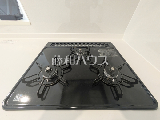 3口ガスコンロは複数の調理を一度に行うことができます 【新座市道場1丁目】