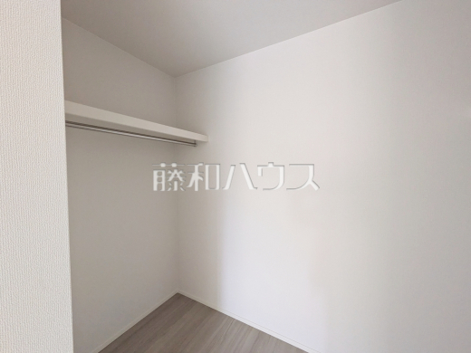 ウォークインクローゼットがあるので、お洋服等がたくさん収納できて便利です。 【新座市道場1丁目】
