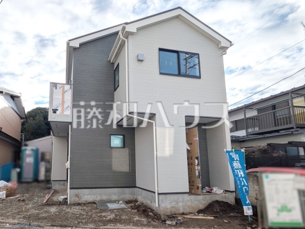 足場が外れて実際の外観が見えてきました。完成までもう少しです。 【新座市道場1丁目】/撮影日2026/02/26