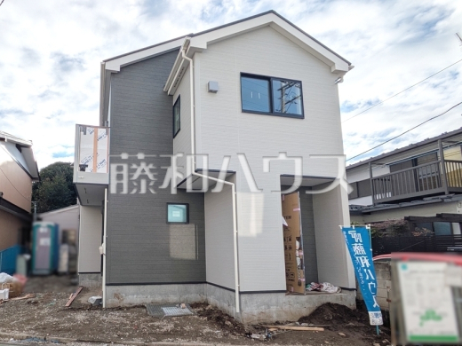 足場が外れて実際の外観が見えてきました。完成までもう少しです。 【新座市道場1丁目】