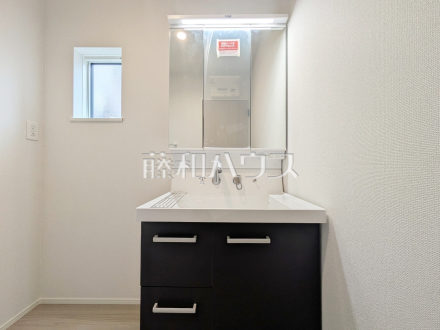 洗面室には三面鏡付きの洗面台。鏡の裏にも収納があり、歯ブラシや化粧品等もすっきり収納できて朝の準備がスムーズです 【新座市道場1丁目】/撮影日2026/03/19