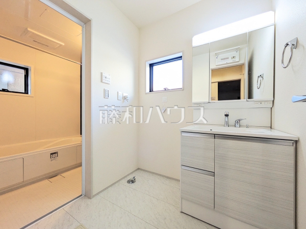 2号棟 三面鏡付きの洗面台。鏡の裏にも収納があり、歯ブラシや化粧品等もすっきり収納できます。 【新座市畑中1丁目】 2号棟 三面鏡付きの洗面台。鏡の裏にも収納があり、歯ブラシや化粧品等もすっきり収納できます。 【新座市畑中1丁目】