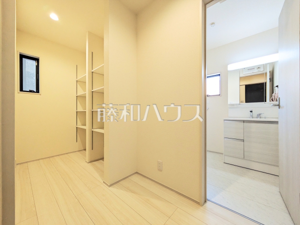 2号棟 洗面室にはバスタオルや洗面具などをきれいに整理できる便利な棚を設置しました。 【新座市畑中1丁目】 2号棟 洗面室にはバスタオルや洗面具などをきれいに整理できる便利な棚を設置しました。 【新座市畑中1丁目】