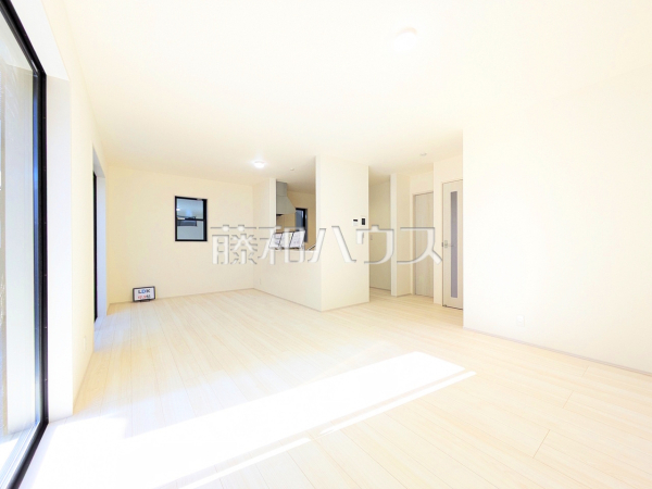 2号棟 家族が揃って食事できるゆとりある大きさのLDK約17.5帖 【新座市畑中1丁目】 2号棟 家族が揃って食事できるゆとりある大きさのLDK約17.5帖 【新座市畑中1丁目】