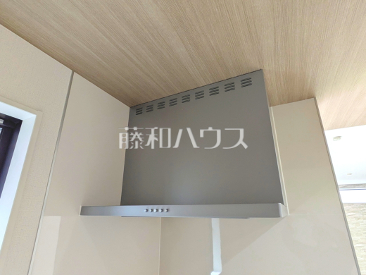 レンジフード【三鷹市中原4丁目】
お手入れのしやすいレンジフードは見た目もスッキリしていて、料理時の油煙やニオイを効率的に外に出せます。