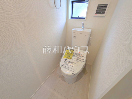 温水洗浄機能付きトイレ 【三鷹市中原4丁目】 温水洗浄機能付きトイレで清潔にご使用いただけます。 /撮影日2026/03/16