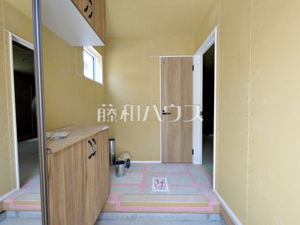 玄関(施工中) 【国分寺市西恋ヶ窪3丁目】 玄関(施工中) 【国分寺市西恋ヶ窪3丁目】