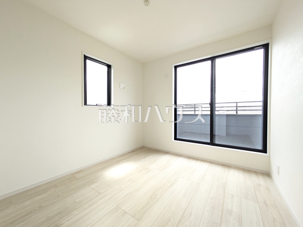 白を基調としたクロスになっているため、お部屋がより広く明るく感じます。窓からの光も取り込みます。 【新座市栗原5丁目】 白を基調としたクロスになっているため、お部屋がより広く明るく感じます。窓からの光も取り込みます。 【新座市栗原5丁目】
