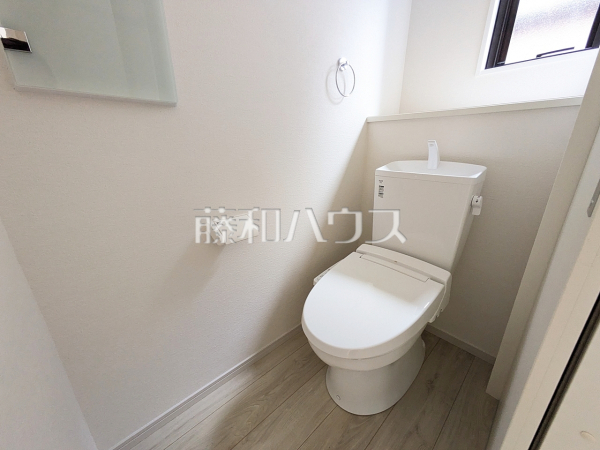 トイレには窓があり、換気・採光が良好です。 【新座市栗原5丁目】 トイレには窓があり、換気・採光が良好です。 【新座市栗原5丁目】