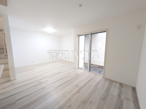 白を基調としたクロスになっているため、お部屋がより広く明るく感じます。窓からの光も取り込みます。 【新座市野火止3丁目】 白を基調としたクロスになっているため、お部屋がより広く明るく感じます。窓からの光も取り込みます。 【新座市野火止3丁目】