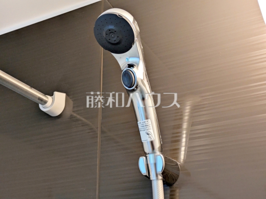 2号棟 スイッチ付シャワーヘッド 【和光市南1丁目】 浴室のシャワーは手元で止水ができるスイッチ付シャワーヘッドにより、さらに節水効果がアップします。