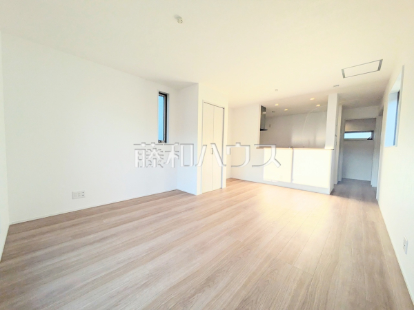 対面キッチンを採用したリビングは明るく開放感を主として設計しました。一日の中で一番長く家族が集まる場所だから機能性と利便性を重視しました。 【八王子市大和田町1丁目】 対面キッチンを採用したリビングは明るく開放感を主として設計しました。一日の中で一番長く家族が集まる場所だから機能性と利便性を重視しました。 【八王子市大和田町1丁目】