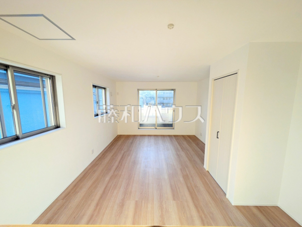 リビング 【八王子市大和田町1丁目】
2階にリビングを設置することで道路や外からの視線が届きにくい、プライバシー性の高いリビングでゆっくりと寛ぐことができます。 リビング 【八王子市大和田町1丁目】
2階にリビングを設置することで道路や外からの視線が届きにくい、プライバシー性の高いリビングでゆっくりと寛ぐことができます。