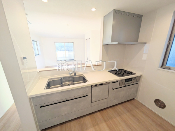 ご家族の様子がわかり、会話も楽しめる対面式システムキッチン 【八王子市大和田町1丁目】 ご家族の様子がわかり、会話も楽しめる対面式システムキッチン 【八王子市大和田町1丁目】