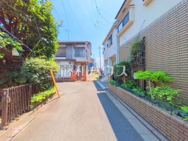 接道状況および現場風景 【朝霞市宮戸2丁目】
お住まい探しは、家の良し悪しだけでなく周辺環境も重要なポイントです。ぜひ一度お客様の目でご覧ください。 接道状況および現場風景 【朝霞市宮戸2丁目】
お住まい探しは、家の良し悪しだけでなく周辺環境も重要なポイントです。ぜひ一度お客様の目でご覧ください。