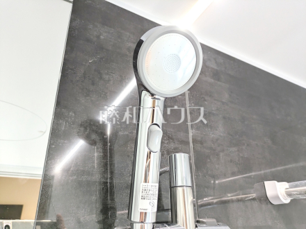 1号棟 スイッチ付シャワーヘッド 【東村山市恩多町1丁目】 浴室のシャワーは手元で止水ができるスイッチ付シャワーヘッドにより、さらに節水効果がアップします。/撮影日2026/07/30