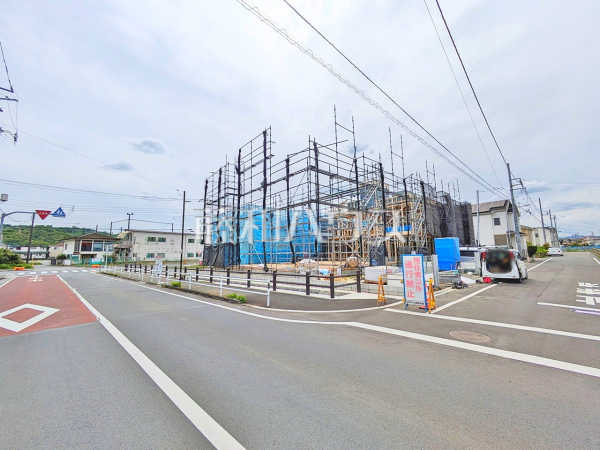 接道状況および現場風景 【日野市西平山3丁目】家族みんなの眩い笑顔、豊かな開口がもたらすこの場所は過ごす時を楽しむ時を紡ぐ場所、たくさんの笑顔があふれ心地よい時間が流れていくことでしょう。 接道状況および現場風景 【日野市西平山3丁目】家族みんなの眩い笑顔、豊かな開口がもたらすこの場所は過ごす時を楽しむ時を紡ぐ場所、たくさんの笑顔があふれ心地よい時間が流れていくことでしょう。