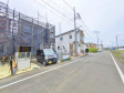 接道状況および現場風景 【日野市西平山3丁目】前面道路6mなので、運転が少し苦手な方でも運転・駐車がしやすそうですね。 接道状況および現場風景 【日野市西平山3丁目】前面道路6mなので、運転が少し苦手な方でも運転・駐車がしやすそうですね。