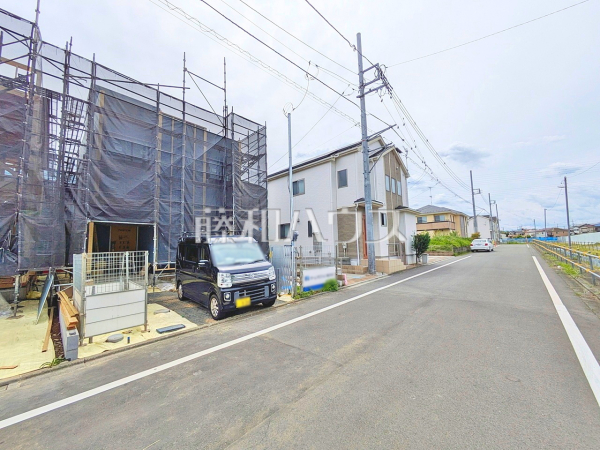 接道状況および現場風景 【日野市西平山3丁目】前面道路6mなので、運転が少し苦手な方でも運転・駐車がしやすそうですね。 接道状況および現場風景 【日野市西平山3丁目】前面道路6mなので、運転が少し苦手な方でも運転・駐車がしやすそうですね。