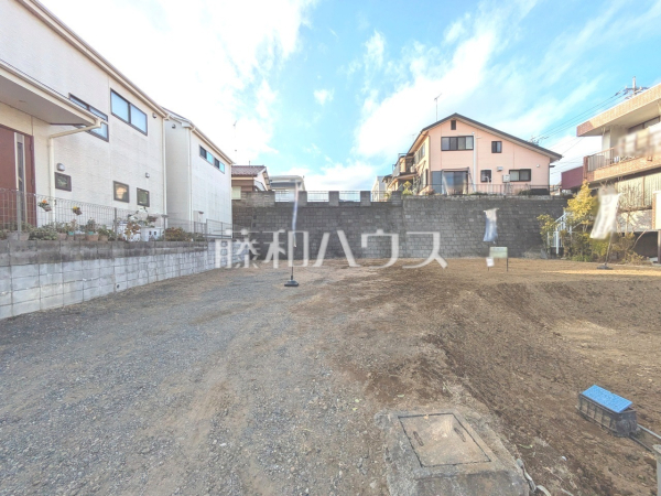 2号棟 敷地延長部分 【日野市大坂上3丁目】旗竿地は、小さなお子様が急に道路に飛び出てしまうことを防ぎます。安心してお庭で遊ぶことができますね。 2号棟 敷地延長部分 【日野市大坂上3丁目】旗竿地は、小さなお子様が急に道路に飛び出てしまうことを防ぎます。安心してお庭で遊ぶことができますね。