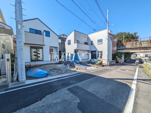 接道状況および現場風景 前面道路はゆとりの約6m。車の出し入れも楽々です。 【日野市大坂上3丁目】