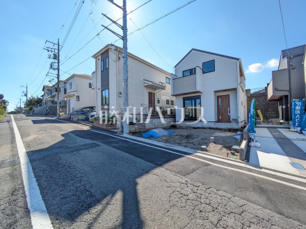 接道状況および現場風景 経験豊かなスタッフが分譲地だけでなく学校、スーパー、公園と周辺環境も合わせてご案内致します。 【日野市大坂上3丁目】/撮影日2026/09/24