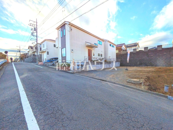 接道状況および現場風景 【日野市大坂上3丁目】前面道路幅も6mあるので、全体としての見通しがよく、すれ違いや車を出し入れする際も安心です。 接道状況および現場風景 【日野市大坂上3丁目】前面道路幅も6mあるので、全体としての見通しがよく、すれ違いや車を出し入れする際も安心です。