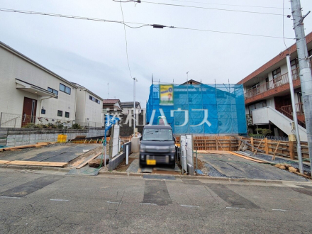 現場風景 【日野市大坂上3丁目】
順調に工事が進んでいます。実際の街並みの様子が段々見えて参りました。ぜひ実際に現地をご見学下さいませ。 /撮影日2026/05/23