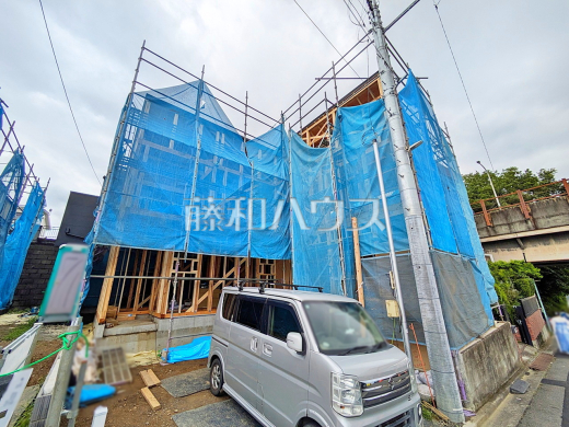 1号棟 外観【日野市大坂上3丁目】家の骨組みなど、完成後は確認ができないような構造をご覧いただけます!まだブルーシートが被っておりますので、安全にご案内させていただくため、ぜひお問い合わせください。