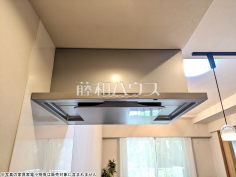 レンジフード 【エコヴィレッジ志木】お手入れのしやすいレンジフードは見た目もスッキリしていて、料理時の油煙やニオイを効率的に外に出せます。 レンジフード 【エコヴィレッジ志木】お手入れのしやすいレンジフードは見た目もスッキリしていて、料理時の油煙やニオイを効率的に外に出せます。