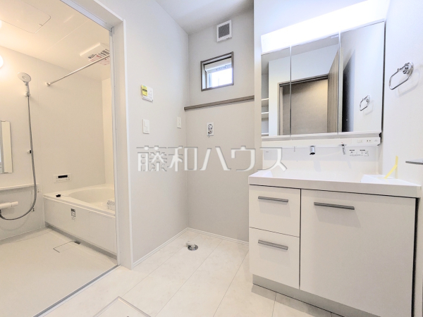 洗面室 【八王子市南陽台1丁目】左右どちらからでも開閉できる便利な三面鏡洗面化粧台は、鏡裏には日常で使うものがたっぷり入ります。 洗面室 【八王子市南陽台1丁目】左右どちらからでも開閉できる便利な三面鏡洗面化粧台は、鏡裏には日常で使うものがたっぷり入ります。