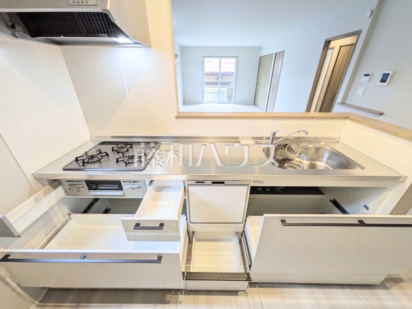 キッチン 【八王子市南陽台1丁目】収納力豊富なスライド収納付きシステムキッチン。大きな鍋やフライパンの出し入れもスムーズです。 キッチン 【八王子市南陽台1丁目】収納力豊富なスライド収納付きシステムキッチン。大きな鍋やフライパンの出し入れもスムーズです。