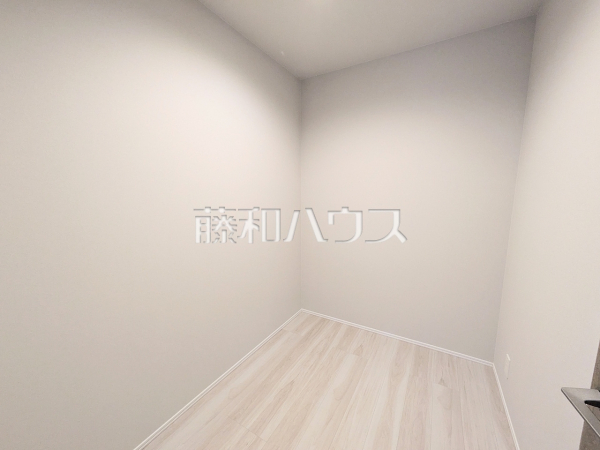 収納 【八王子市南陽台1丁目】2階廊下にある収納スペースは奥行きがあるので、コタツや扇風機などのオフシーズン物家電もすっきり収納しておけますね。 収納 【八王子市南陽台1丁目】2階廊下にある収納スペースは奥行きがあるので、コタツや扇風機などのオフシーズン物家電もすっきり収納しておけますね。