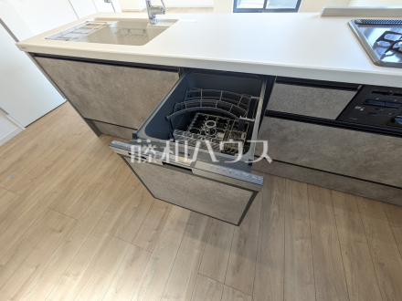 食器洗浄乾燥機 【西東京市南町4丁目】 後片付けの手間を削減し、趣味の時間や家族との時間を増やせる食器洗い乾燥機を標準装備 /撮影日2026/02/15