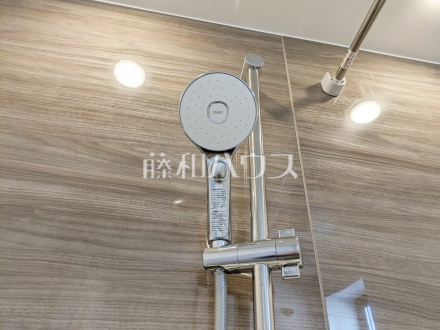 スイッチ付シャワーヘッド 【西東京市南町4丁目】 浴室のシャワーは手元で止水ができるスイッチ付シャワーヘッドにより、さらに節水効果がアップします。/撮影日2026/02/15