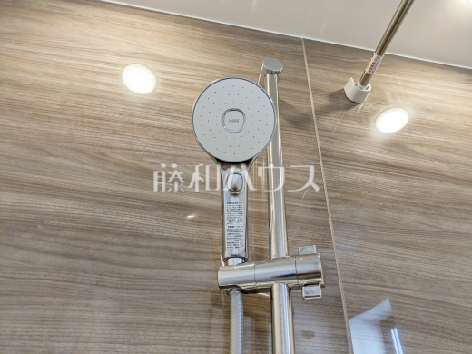 スイッチ付シャワーヘッド 【西東京市南町4丁目】 浴室のシャワーは手元で止水ができるスイッチ付シャワーヘッドにより、さらに節水効果がアップします。