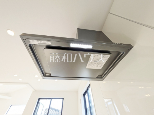 レンジフード 【西東京市南町4丁目】 お手入れのしやすいレンジフードは見た目もスッキリしていて、料理時の油煙やニオイを効率的に外に出せます。