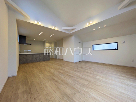 大きなソファーを置いても圧迫感がない約19.2帖の広々LDK。窓からは陽光をたっぷり採り込み、明るく快適な団らん空間となっております。 リビング 【西東京市田無町6丁目】/撮影日2026/03/20