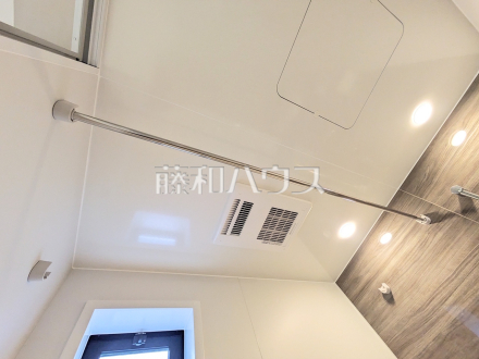 浴室換気乾燥機 【西東京市田無町6丁目】 換気機能によってバスルーム内のカビの発生を抑制できます。夜間や雨天時の洗濯物の乾燥に便利な乾燥機能も装備。/撮影日2026/03/20
