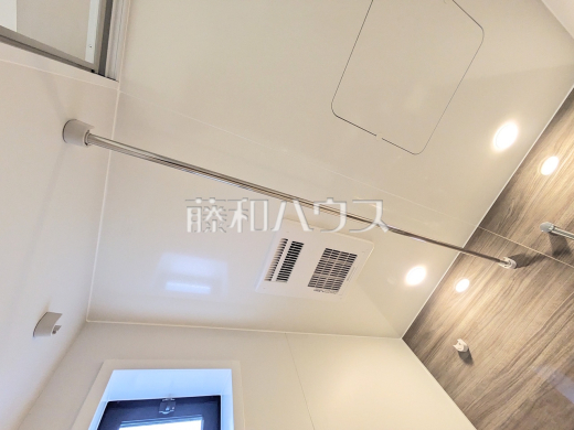 浴室換気乾燥機 【西東京市田無町6丁目】 換気機能によってバスルーム内のカビの発生を抑制できます。夜間や雨天時の洗濯物の乾燥に便利な乾燥機能も装備。