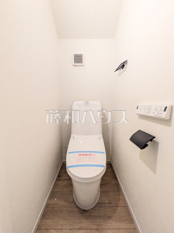 清潔な空間を保ちたいトイレはオフホワイトでまとめました。毎日使う場所だからこそお手入れも楽々にできる機能が搭載されております。 トイレ 【西東京市田無町6丁目】/撮影日2026/03/20