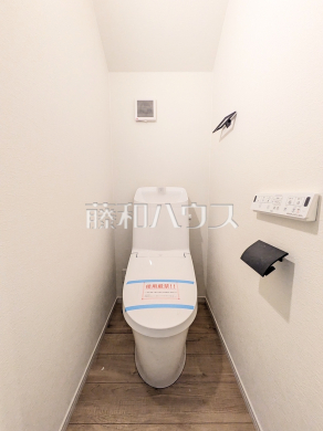 清潔な空間を保ちたいトイレはオフホワイトでまとめました。毎日使う場所だからこそお手入れも楽々にできる機能が搭載されております。 トイレ 【西東京市田無町6丁目】