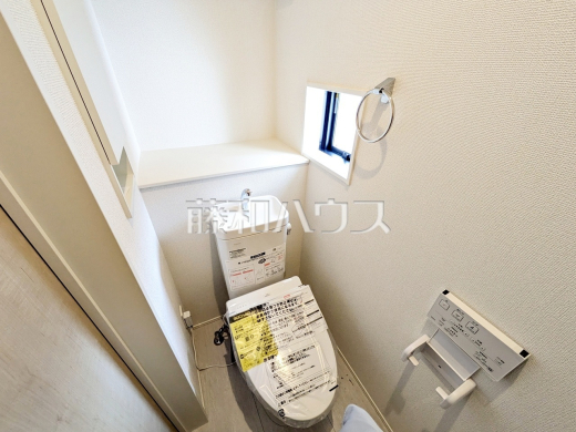 1号棟 トイレはウォッシュレット付き、窓を設けた明るい空間で換気も可能 【新座市池田4丁目】
