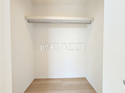 4号棟 ウォークインクローゼットがあるので、お洋服等がたくさん収納できて便利です。 【新座市池田4丁目】