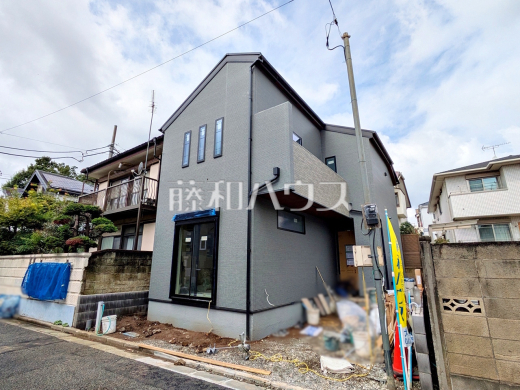 足場が外れて実際の外観が見えてきました。完成までもう少しです。 【練馬区関町北4丁目】