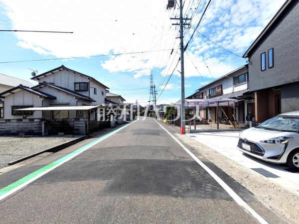 接道状況および現場風景 【小牧市藤島1丁目】 接道状況および現場風景 【小牧市藤島1丁目】
