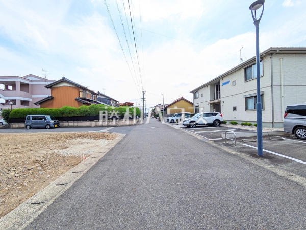 接道状況および現場風景 【小牧市中央3丁目】 接道状況および現場風景 【小牧市中央3丁目】