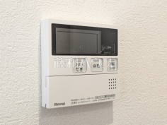 浴室給湯リモコン 【藤和シティコープ志木】追焚き機能付きなので、生活時間の違う家族に便利です。
浴室給湯リモコン 【藤和シティコープ志木】追焚き機能付きなので、生活時間の違う家族に便利です。